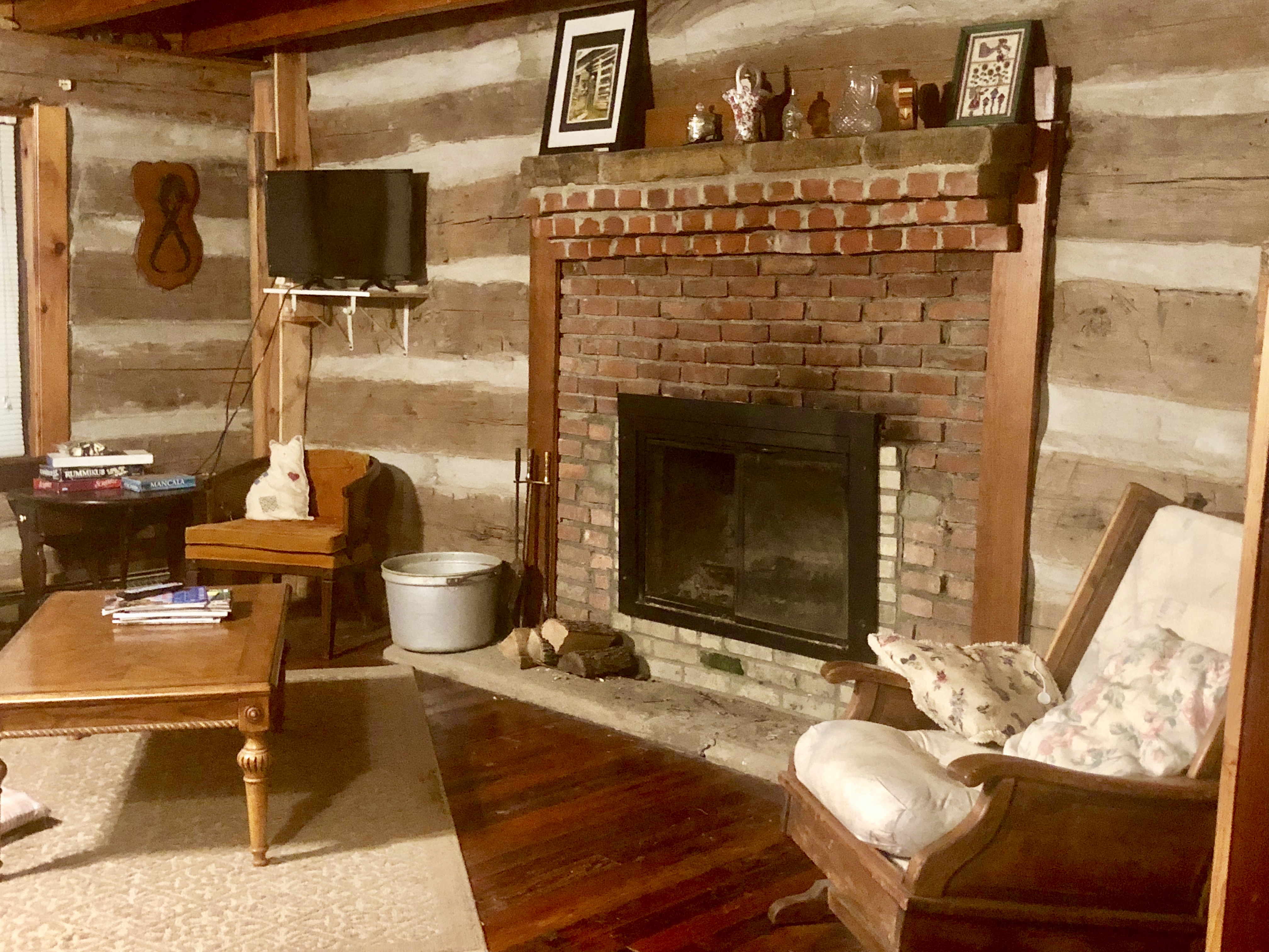 Authentic 1800's Shawnee National Forest Cabin Rentals : Olde Squat Inn , #petfriendly #cozy #rustic #quaint #historic #bedandbreakfast #fishingpond #cabinrentals #shawneenationalforest 